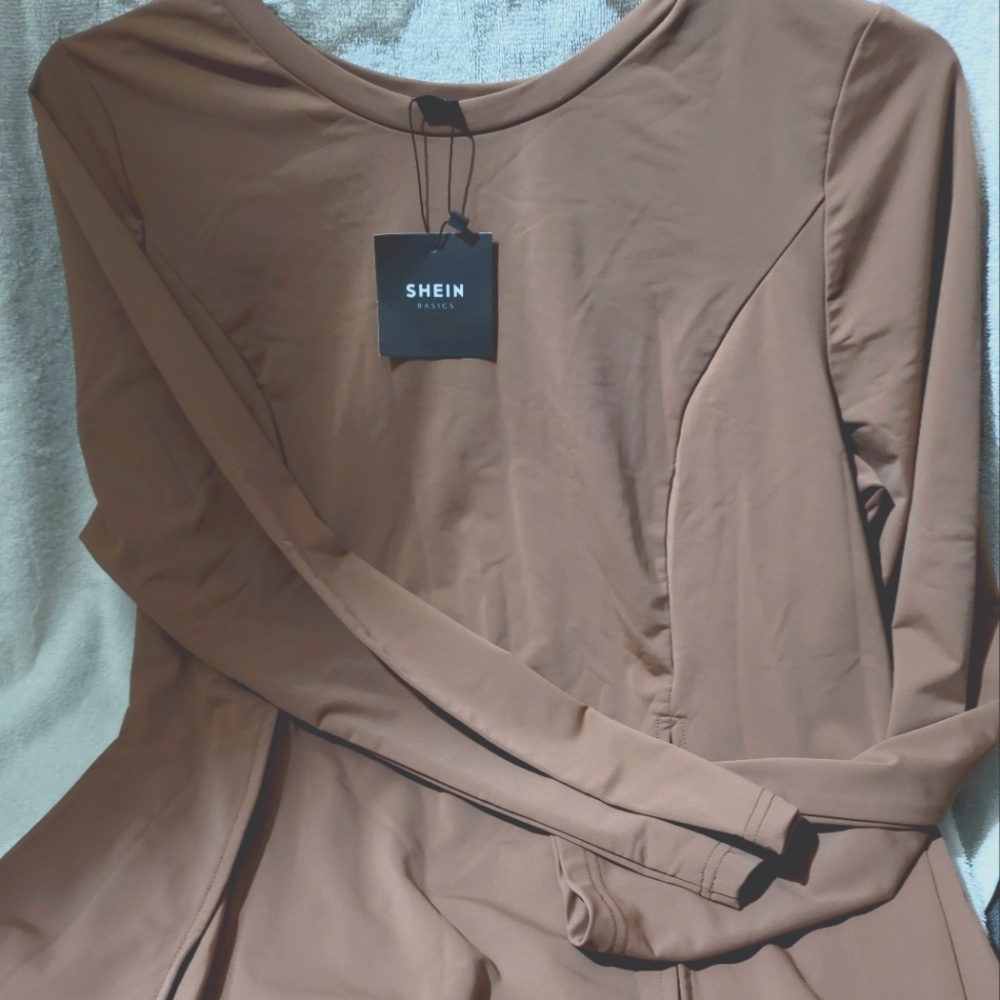 Cofee mid sleeve shirt with slits at the waist